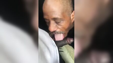 Un vagabundo chupando una polla negra y tragándose el semen