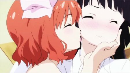 18 escenas de besos en animes ecchi de Yuri