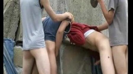 chicos aficionados a las zapatillas
