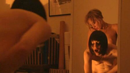 Ruta Gedmintas y Natasha O’Keeffe: sexo con un arnés