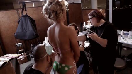 La estrella del golf Natalie Gulbis se desnuda por completo y solo lleva pintura corporal _ Deportes I