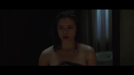 Sophie Cookson desnuda - La crucifixión (2017) HD 720p