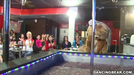 Fiesta de mamadas con osos bailarines en el club de striptease (720p)