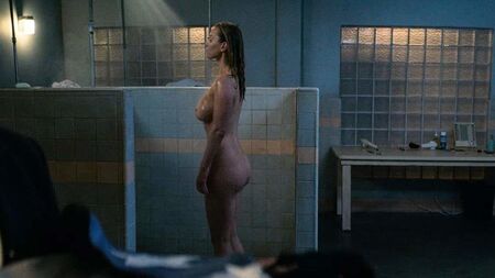 Escena de Betty Gilpin desnuda (trasero y pechos) en ScandalPlanet.Com