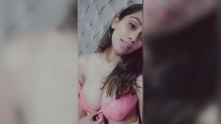 Chica india jugando con sus grandes pechos – Audio en hindi