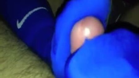 Paja con los pies y con los dedos, con calcetines azules de fútbol