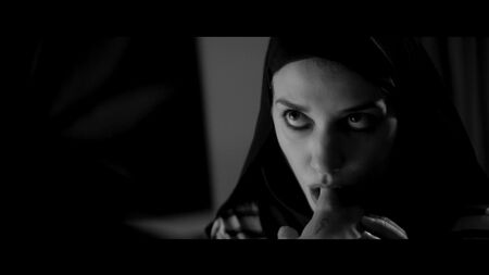 Sheila Vand desnuda - Una chica camina sola de noche (2014) WEB-DL HD 1080 Ver en línea