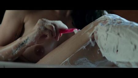 Nadine Crocker, Gage Golightly desnudos - Cabin Fever (2016) HD 720p Web-DL / Nadine Crocker, Gage Golightly - Fiebre de cabaña