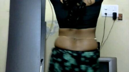 CD de KRITHI: «SAREE NAVEL TEASE» con cadena para el ombligo y movimientos de cadera