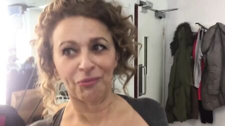 Nadia Sawalha mostrando sus grandes pechos