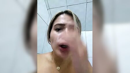 Sara se corre en la parada del autobús