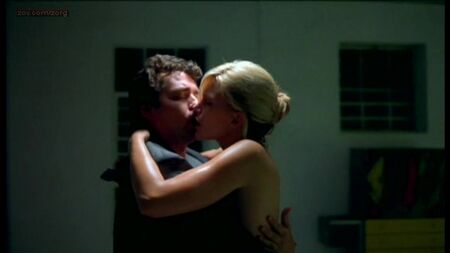 Natasha Henstridge desnuda - Secon Skin (2000)