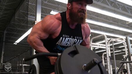 Seth Feroce entrena la espalda