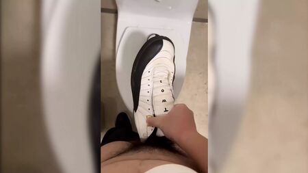 Follar y correrse con unas zapatillas Nike Air Jordan