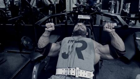 Sergio Oliva Jr. entrena el pecho