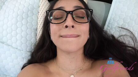 La chica amateur Madison Wilde, con gafas, mientras le comen el coño y chupa una polla en primera persona