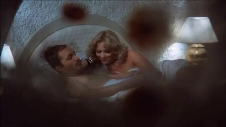 Sybil Danning en el papel de Brenda en una escena de *El día de la cobra* (1980)