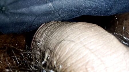 Pene negro. Pene indio en ropa interior. El tamaño del pene aumenta