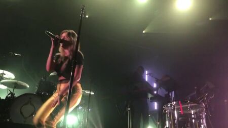 Tove Lo en topless - Talking Body [EN DIRECTO] 2017