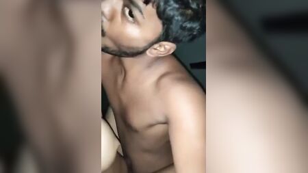 La joven pareja está follando