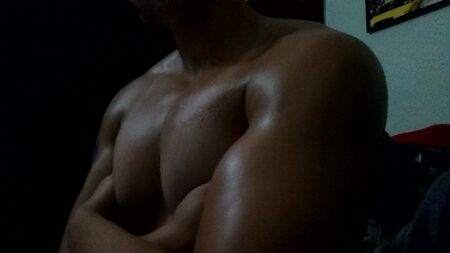 Joven culturista con pectorales enormes