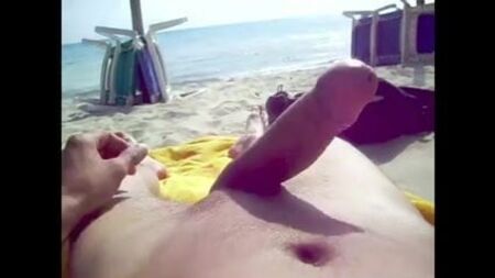 Erección en la playa nudista