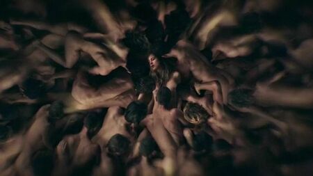 Las tetas al desnudo de Blake Lively en «All I See Is You» — ScandalPlanetCom