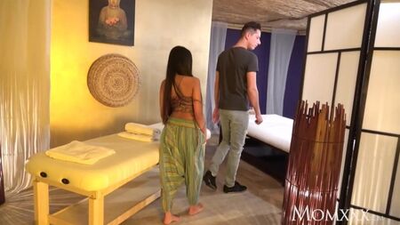 MAMÁ VIUDA: Masaje tailandés y sexo apasionado con una MILF asiática cachonda