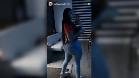 Holly Booty, toda tatuada