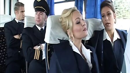 Una azafata muy atractiva decidió tener relaciones sexuales antes de que terminara el vuelo