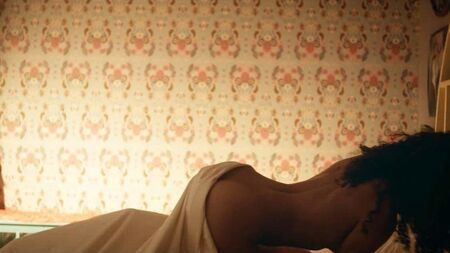 Escena de sexo con Logan Browning desnuda en ScandalPlanet.Com