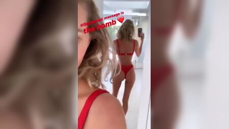 Elsa Hosk en camiseta y braguitas, selfie