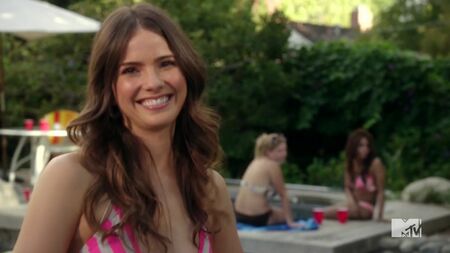 Shelley Hennig sexy - «Zach Stone Is Gonna Be Famous» (2013), temporadas 1, episodios 2-4. Ver online