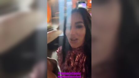 A Nikki Bella se le ve un pezón en una selfie con Brie Bella