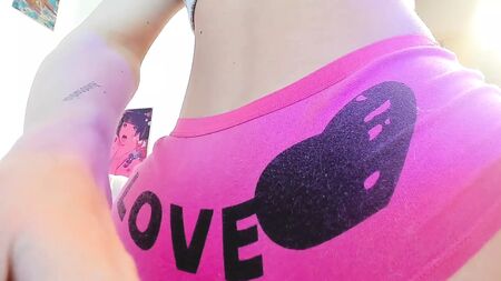 Primer plano de unas braguitas mojadas: fetiche del «camel toe»