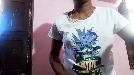 Una mujer tamil se quita la camiseta