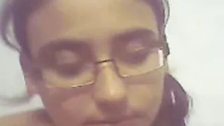 Una universitaria india pasándoselo bien con su novio