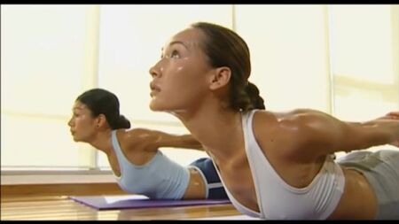 Maggie Q: Pies y plantas de los pies en el yoga