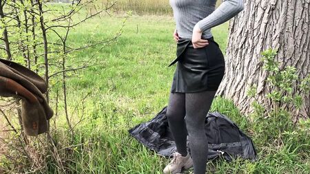 Una chica con unos pantalones cortos de cuero muy sexys hace una mamada al aire libre y se traga el semen