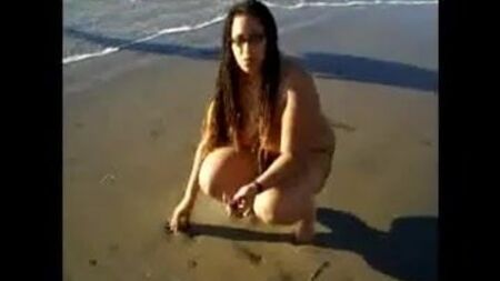 Un nudista negro desnudo en la playa
