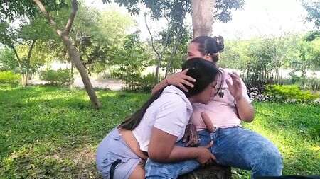 Mi mejor amiga y yo empezamos a jugar con un pene de plástico en el parque público