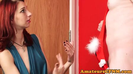 Una pelirroja en CFNM le hace una paja a un hombre con un mankini navideño