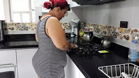 Seducir a mi madrastra para follar en la cocina