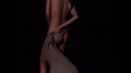 Incidente con el vestuario de una modelo desnuda en la pasarela
