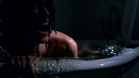 Amy Acker desnuda - Supernatural (2005), temporada 1, episodio 3