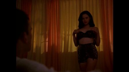 Amy Locane, Rose McGowan desnudas - «Going All the Way» (1997)