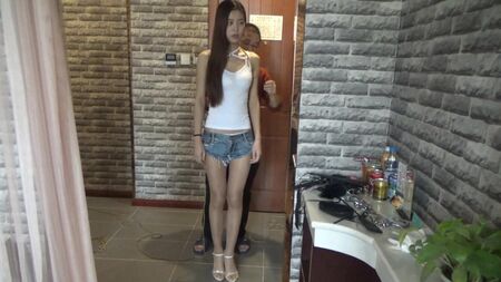 Pantalones cortos vaqueros con chaleco pequeño de Su Mei (asian-bondage.com)