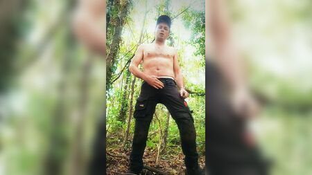 Meadas con la polla dura y corrida en los árboles