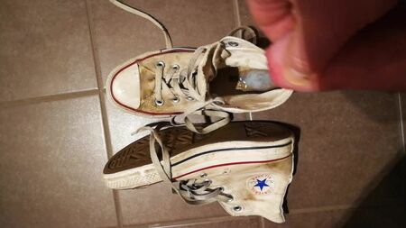 Corridas sobre unas Converse blancas sucias