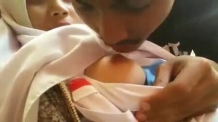 A la chica del instituto le pican las tetas
